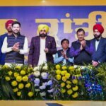 Ravindra Jadeja celebrates with teammates the wicket of Lucknow Super Giants' Nicholas Pooran (Picture credit: AP)