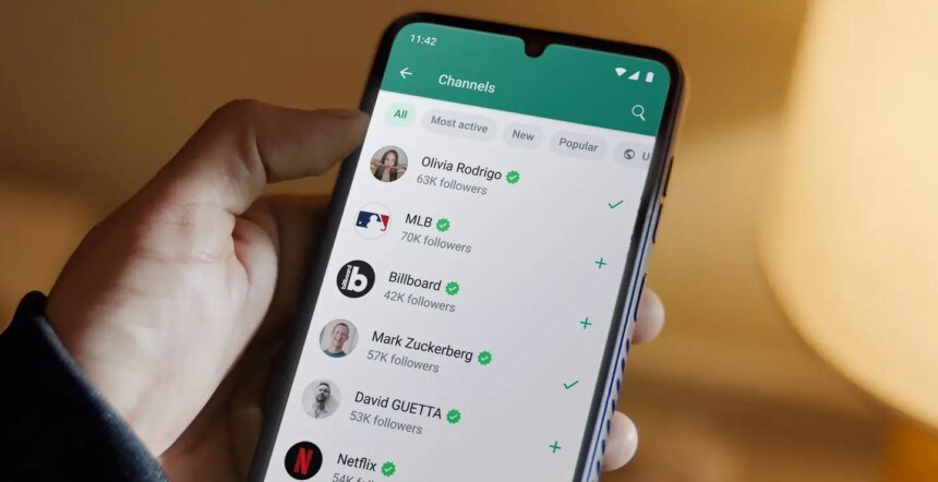 WhatsApp May Soon Let iOS Users Add Animated Wallpapers to Chat Themes