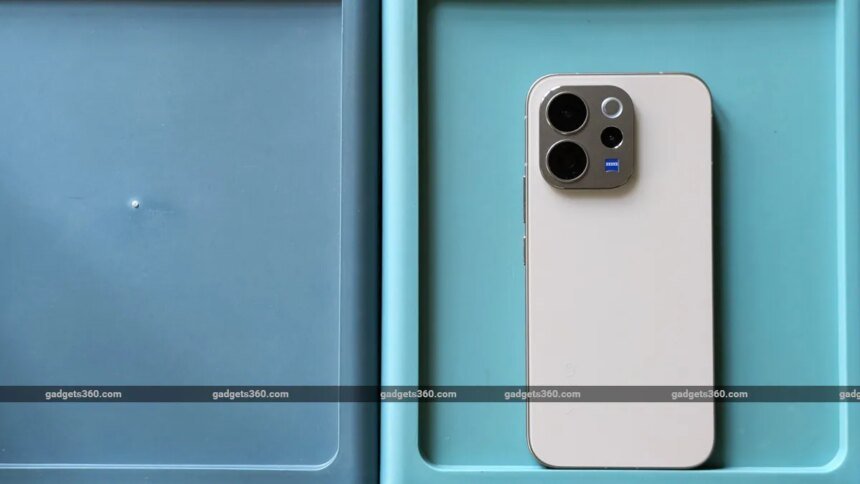 Best Mobiles Under Rs. 70,000 With Telephoto Cameras in India
